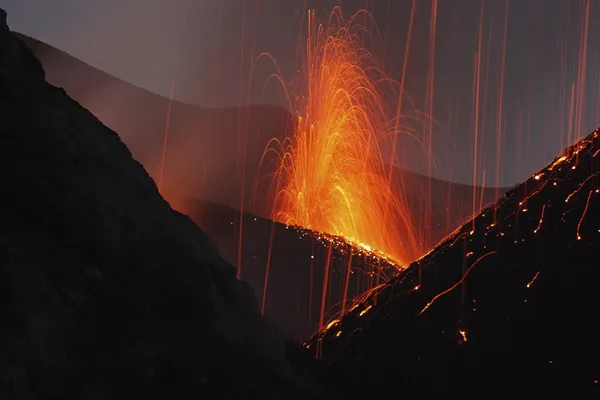 La lava fundida entra en erupción en Stromboli Sicilia — Foto de Stock