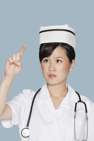 Verpleegster met behulp van transparante scherm — Stockfoto