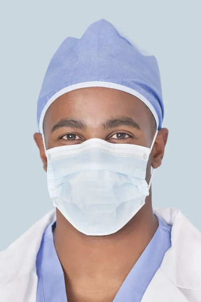 男性外科医生戴着面具 — 图库照片