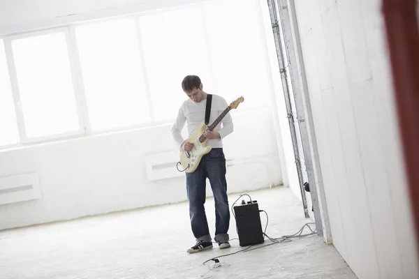 Jovem tocando guitarra elétrica — Fotografia de Stock