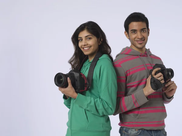 Donna e uomo in possesso di telecamere — Foto Stock