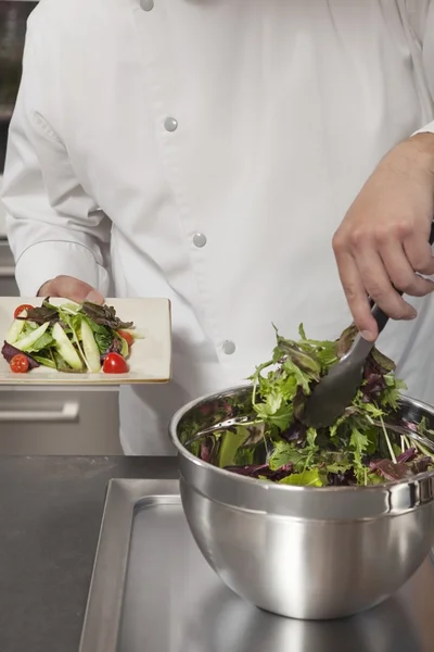 Chef-kok maken salade met groenten — Stockfoto