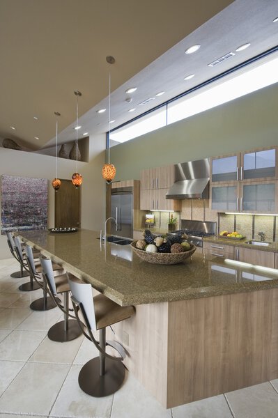 Кухонный стол и барные стулья
