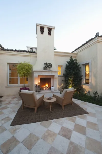 Habitación al aire libre con chimenea — Foto de Stock