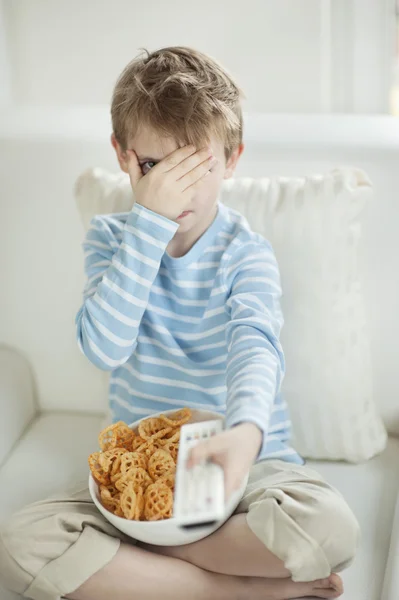 Pojken tittar på scary movie — Stockfoto