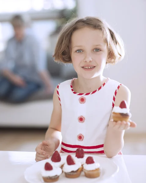 Chica sosteniendo pastel de taza — Foto de Stock