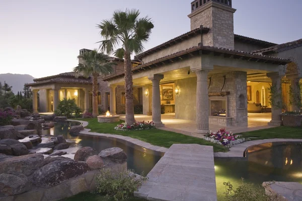 Palm Springs hacienda at dusk — Stock Photo, Image