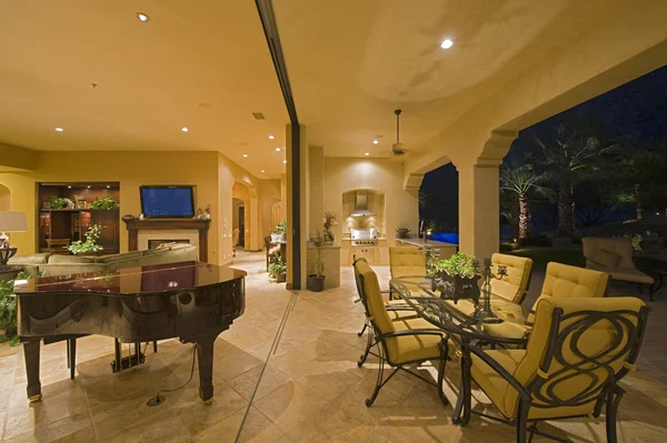 Intérieur de la maison avec table à manger — Photo