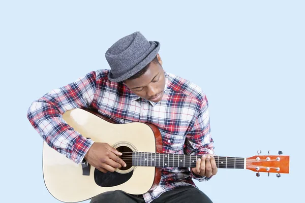 El hombre toca la guitarra —  Fotos de Stock