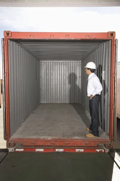 Чоловік стоїть всередині порожнього контейнера — стокове фото