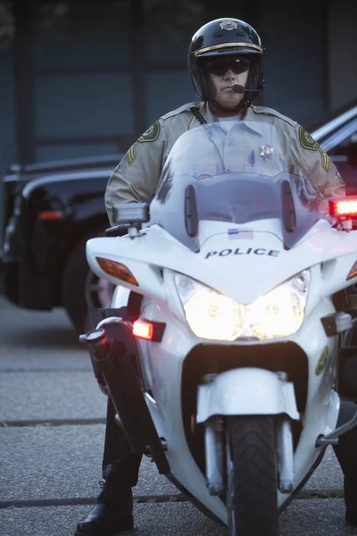 Streifenpolizist auf Motorrad — Stockfoto