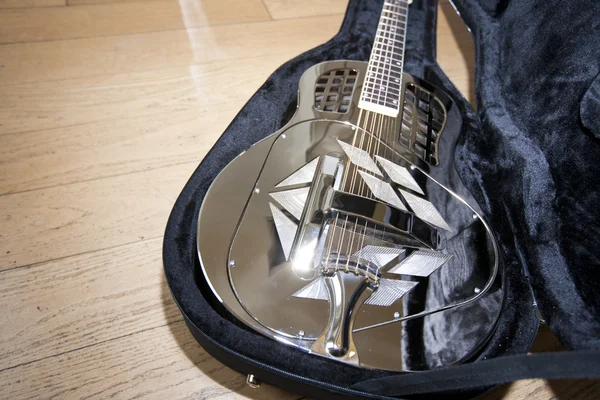 Guitarra Resonator em estojo de transporte — Fotografia de Stock