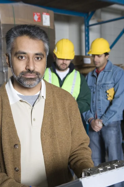 Män i fabriken — Stockfoto