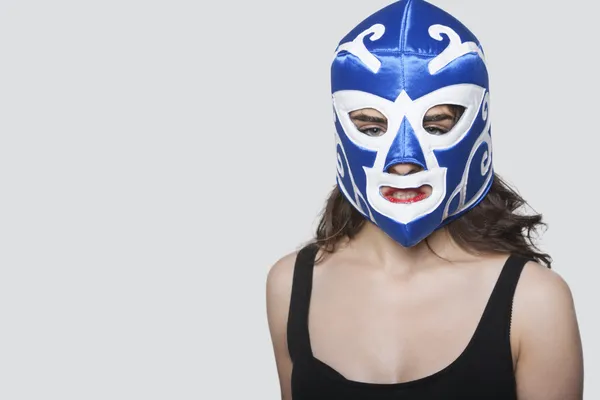 Mulher usando máscara de luta livre — Fotografia de Stock