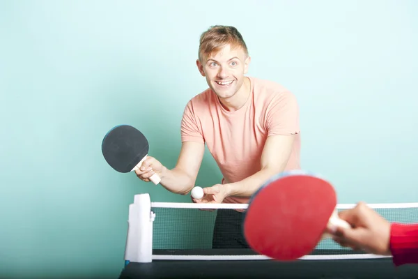 Uomo che gioca a ping pong con un amico — Foto Stock
