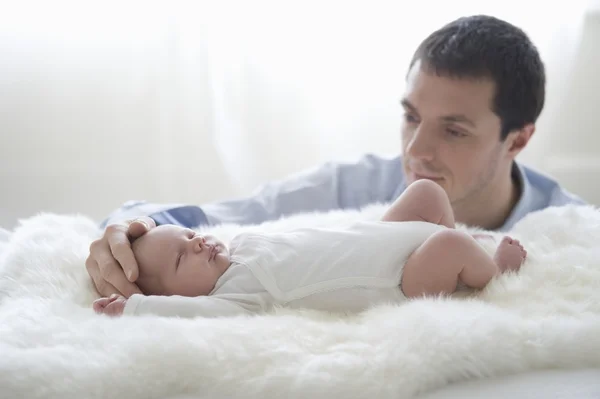 Father holds two week old newborn babies head — Stock Photo, Image