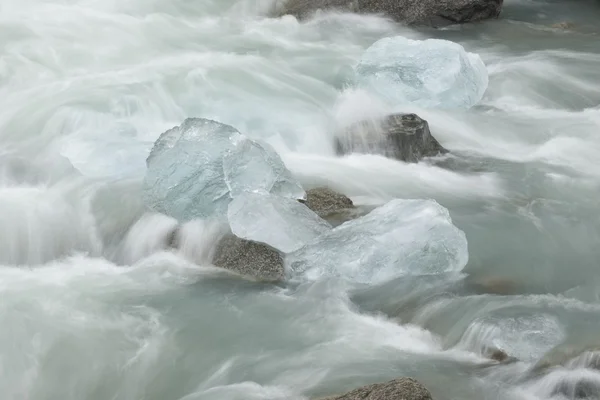 Wtare akan ve buz parçaları, Norveç — Stok fotoğraf