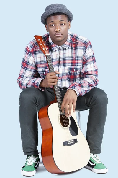 African American man with guitar — Stock Photo, Image