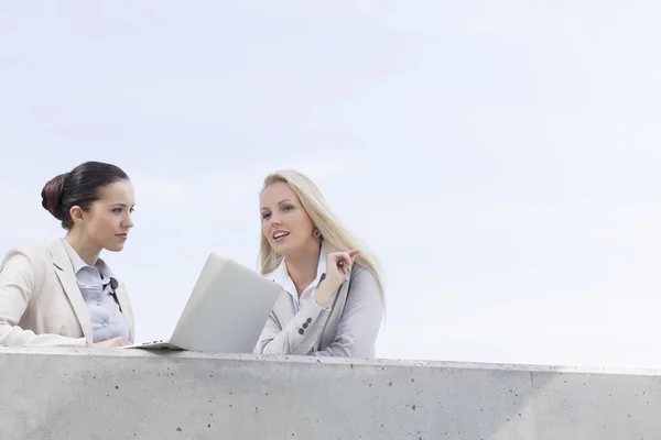 Geschäftsfrauen mit Laptop diskutieren — Stockfoto