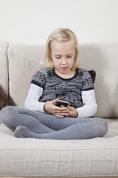 Mädchen liest SMS — Stockfoto
