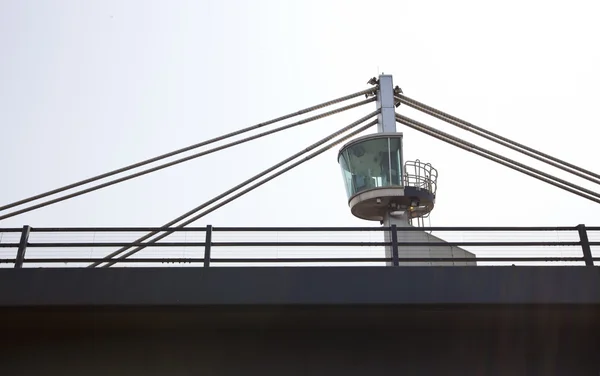 Tour de contrôle au sommet d'un pont — Photo