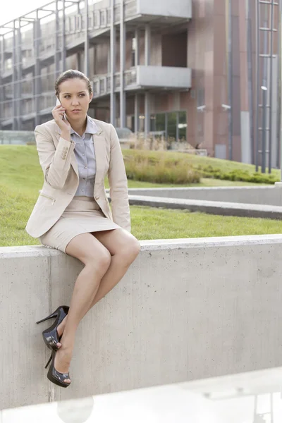 Femme d'affaires utilisant le téléphone mobile — Photo