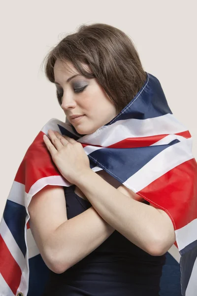 Femme enveloppée dans le drapeau britannique — Photo