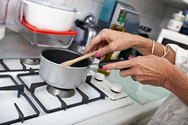 Mujer cocinando en el mostrador de cocina — Foto de Stock