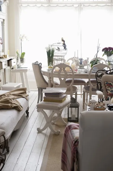 Salle à manger avec livres — Photo