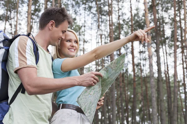 Pareja sosteniendo mapa —  Fotos de Stock