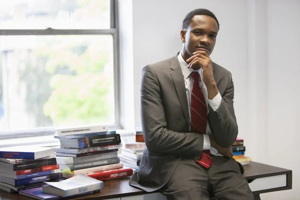 Hombre de negocios afroamericano sentado en el escritorio de oficina —  Fotos de Stock