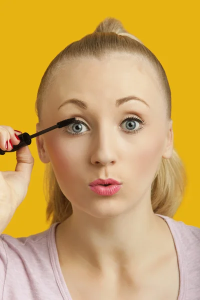 Vacker ung kvinna tillämpa mascara — Stockfoto