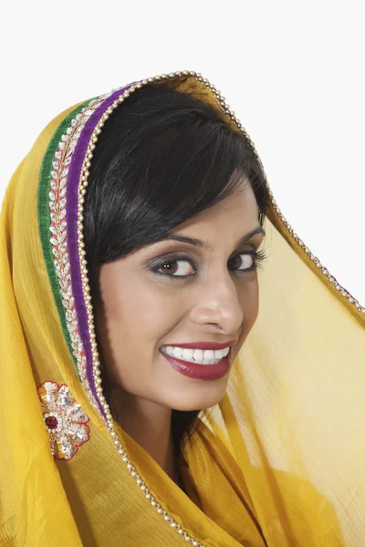 Mulher indiana com dupatta amarela — Fotografia de Stock