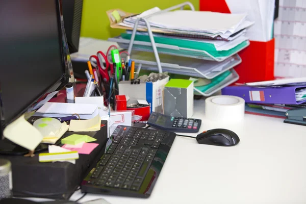 Verkliga livet rörigt skrivbord i office — Stockfoto