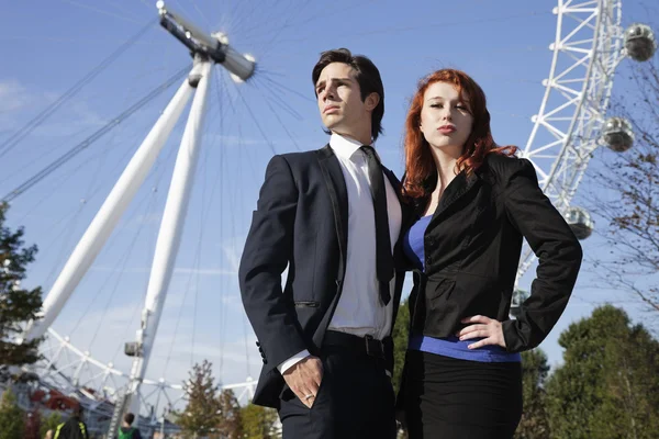 Donna d'affari contro London Eye con un collega — Foto Stock