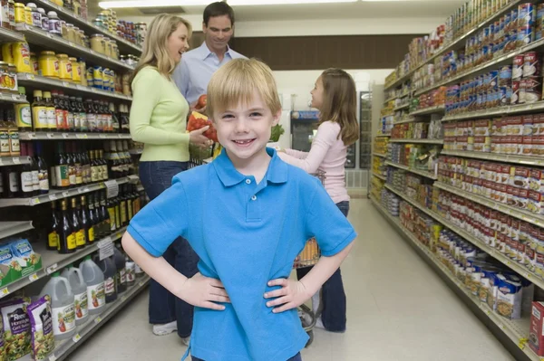 Rodina, nakupování v supermarketu — Stock fotografie