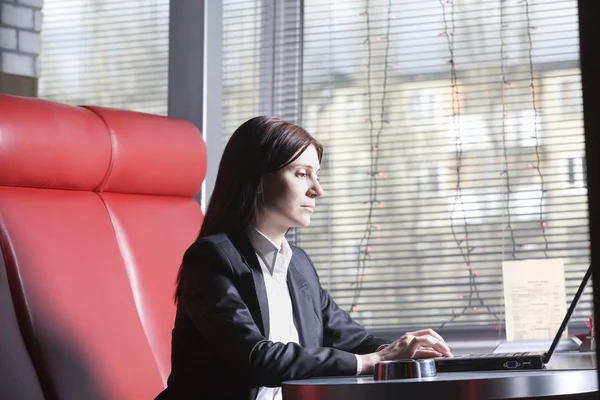 Forretningskvinne som bruker bærbar datamaskin – stockfoto