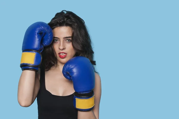 Aggressiv kvinna som bär boxningshandskar — Stockfoto
