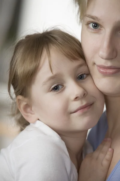 Madre e hija sonriendo — Foto de Stock