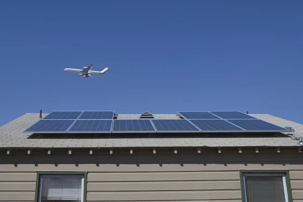 Aeroplane and solar array — Stock Photo, Image