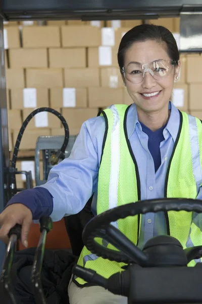 Woman working in distribution warehouse — Stock Photo, Image