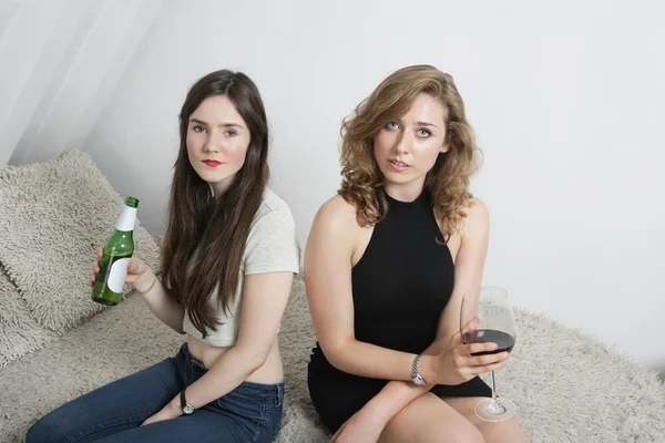 Mulheres jovens tomando bebidas — Fotografia de Stock