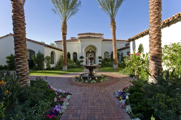 Front yard of house in colonial style — Stock Photo, Image