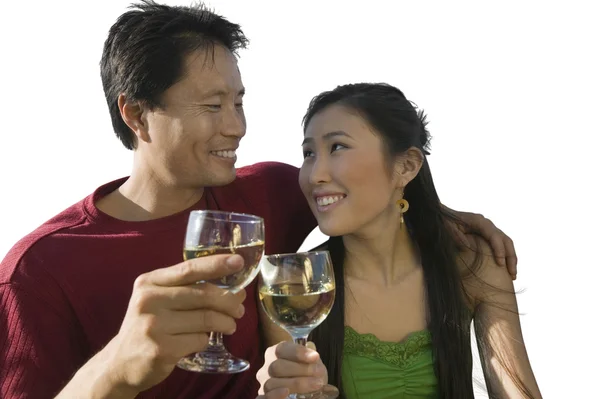 Casal batendo seus vinhedos — Fotografia de Stock