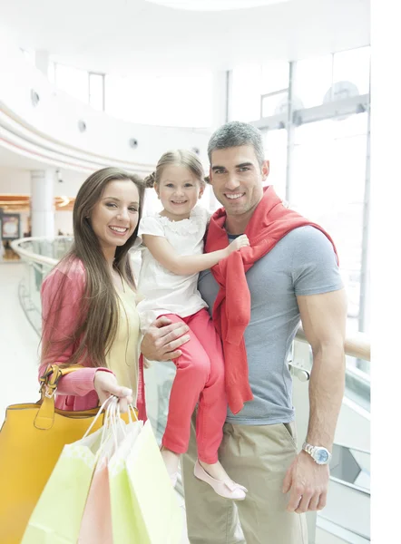 Pai, mãe e menina no shopping — Fotografia de Stock