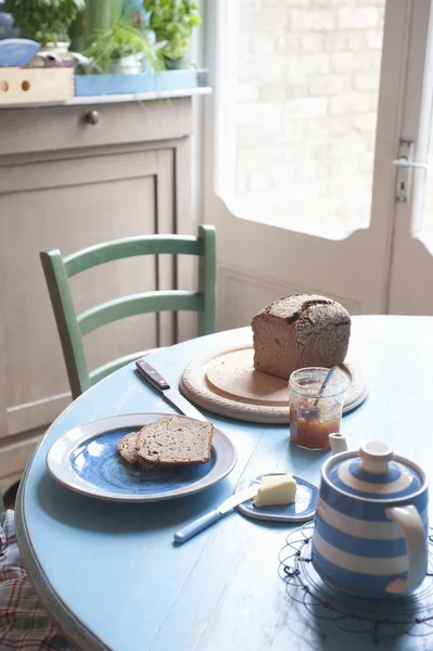 Pão e manteiga na mesa da cozinha — Fotografia de Stock