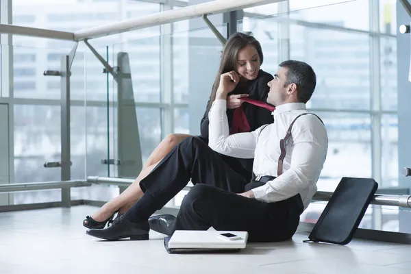 Empresária puxa colega de trabalho masculino para — Fotografia de Stock