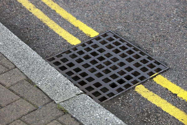 Gatan avlopp — Stockfoto