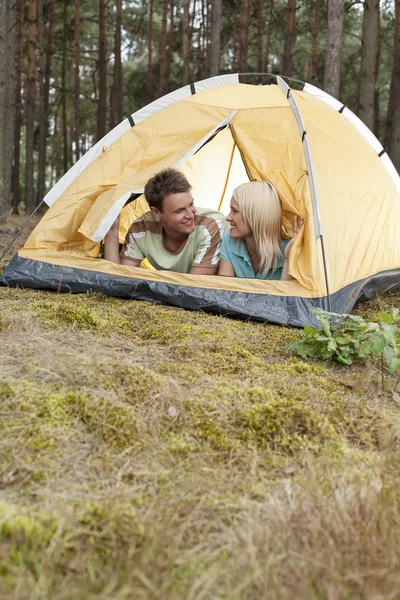 Couple camping in forest — Stock Photo, Image