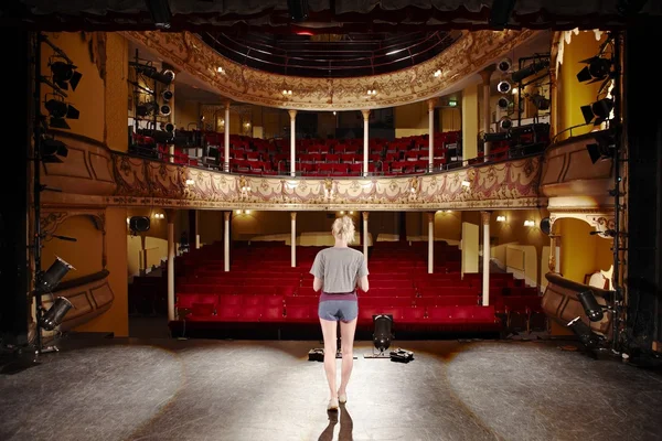 Giovane donna sul palco — Foto Stock